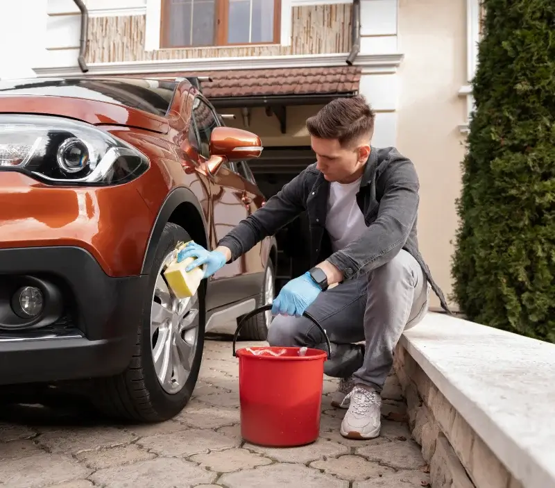 Lavage auto à domicile Saint-Bonnet-en-Bresse : professionnel intervenant sur un véhicule